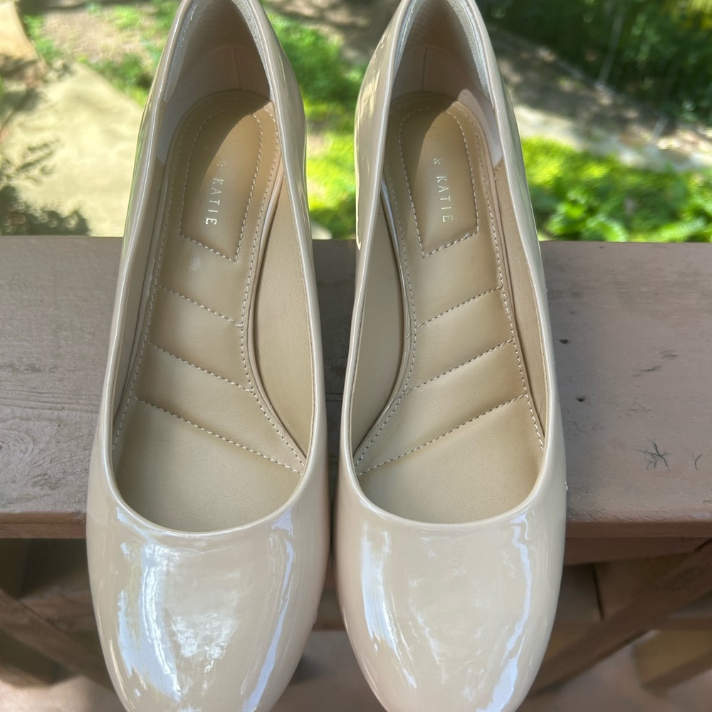 Kelly & Katie Cream Heels with Patent Finish size 7.5